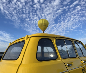 Ballon volant photo stock. Image du véhicule, bleu, aventure - 31612226